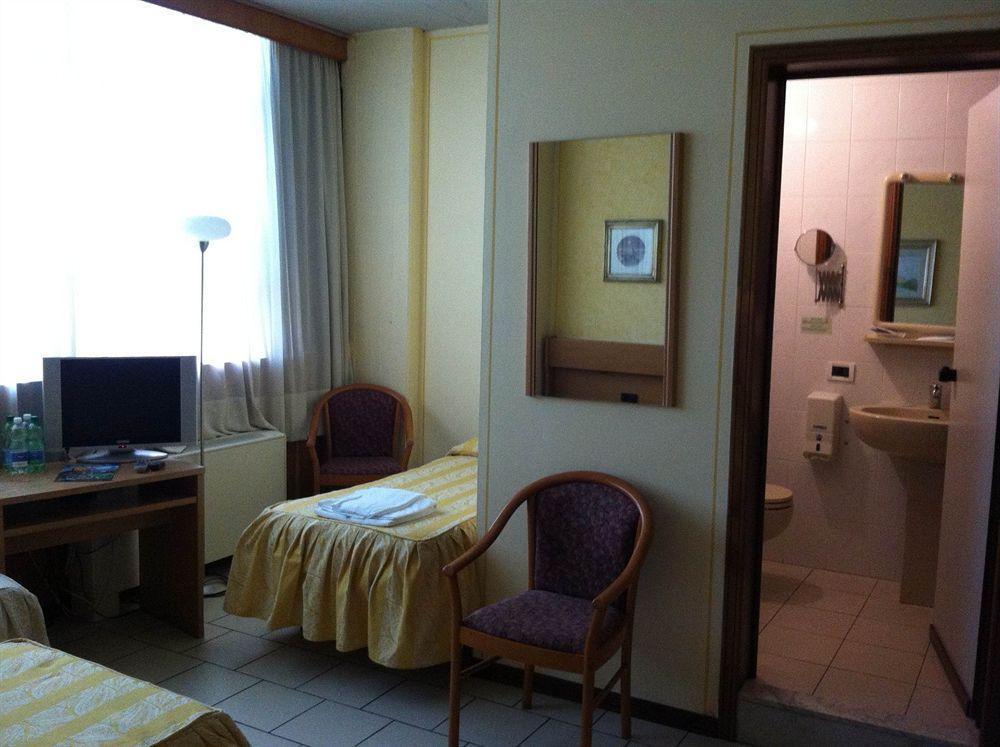 Hotel Cristallo Barga Fornaci di Barga Exterior photo